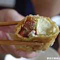 豆腐捲是用腐皮包著豆腐、肉鬆和香菜油炸，很特別的口味