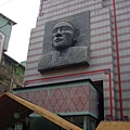 老街上的原住民雕像