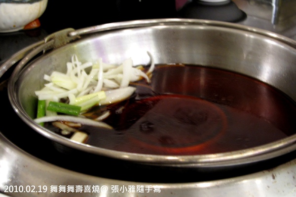 再倒入高湯，煮滾加料即可