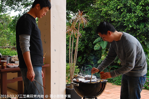 堯哥被煙燻到眼睛都睜不開