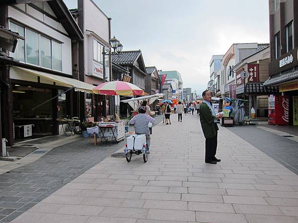 017-觀光客與傳統並存於朝市.JPG