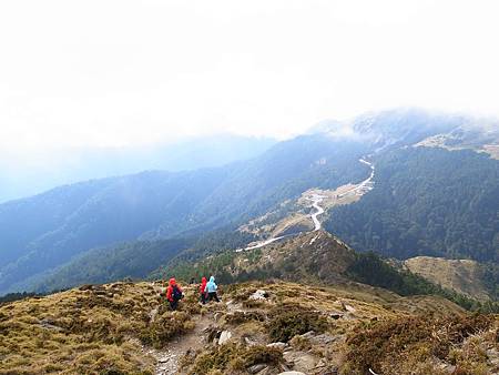 看到馬路，登山口就快到了。