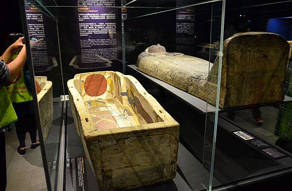大英博物館藏埃及木乃伊-第二區-來自底比斯的已婚婦女奈絲塔沃婕特-外棺-001.jpg