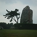 突然下起大雨....無緣合照的大石頭