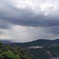 下山時, 平地北方正下著大雨, 真壯觀.