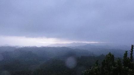 然後雲海開始往下降  雨