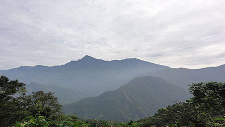 上午的山景雖有水氣, 但清楚, 回程就全在原霧裏了.