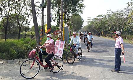 “騎上單車, 您們的人生現在才剛開始 !”