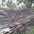 部落內唯一保存最完整的石板屋頂.