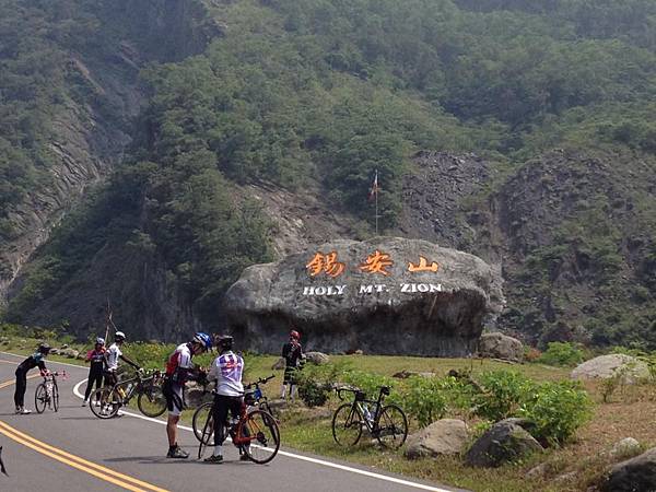 錫安山山門的大石頭前, 有一陣騷動   照片來源: 芋大