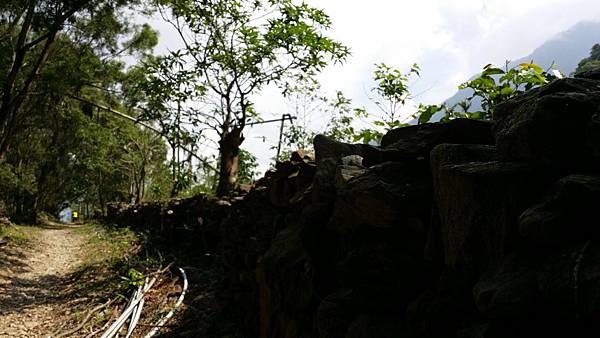 舊達來有 “山中石頭城” 之稱,  日治時代以棋盤式結構建立,  溝渠, 街道, 牆壁皆由石頭所碶成.  故有 “山中石頭城” 之稱.