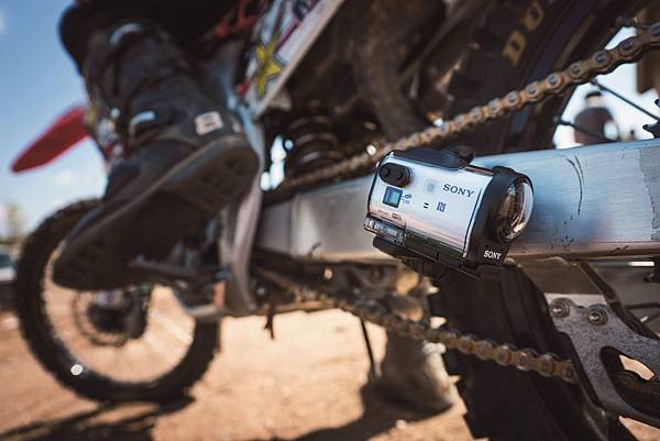 圖4. Sony Action Cam Mini【HDR-AZ1VR】能征服所有動態拍攝需求，為上山下海的歷險或日常珍貴時刻，創造更不受限的視野，用最酷的方式寫下專屬自己的生活紀錄