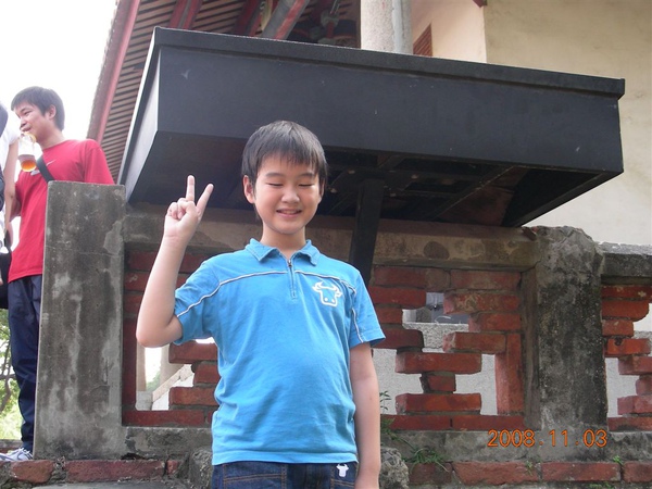 ...這人怎麼拍照的表情都一樣