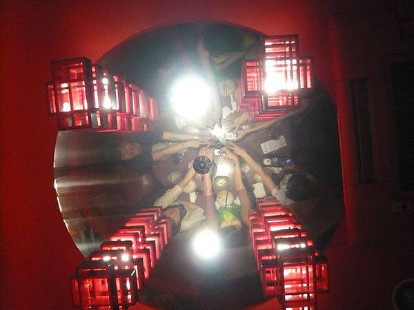 看起來很像在洞窟裡聚賭的人...