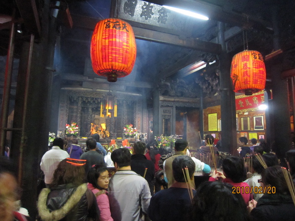  好多人來拜拜唷~媽祖要保佑我喔      