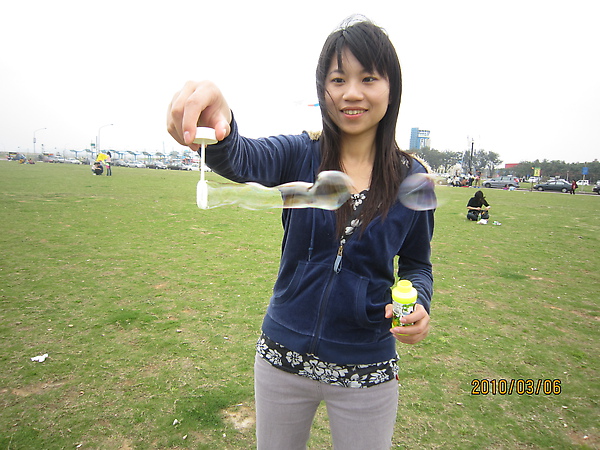 這裡有好多人在放風箏 跟吹泡泡  