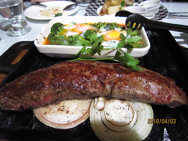  牛小排 還頗好吃的耶 