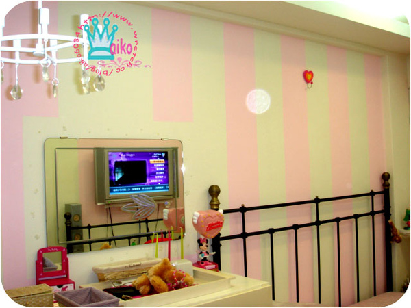 粉紅壁紙油漆牆