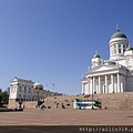 來到赫爾辛基大教堂Tuomiokirkko  前方是上議院廣場Senaatintori