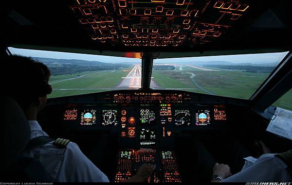 Airbus A340 cockpit by cool images786 (11)