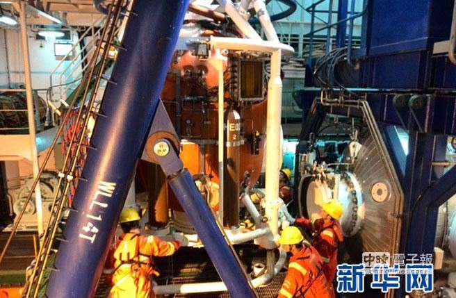 距離深圳近200海裡的南中國海，搭載著3名潛水員的潛水鐘被放入海裡，這是中國大陸首次深海300米人工飽和潛水作業正式開始。(取材自新華網)
