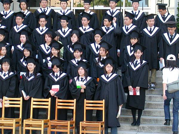 2004.12.15大學畢業團照 008
