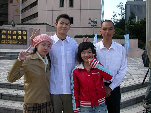 2004.12.15大學畢業團照 039