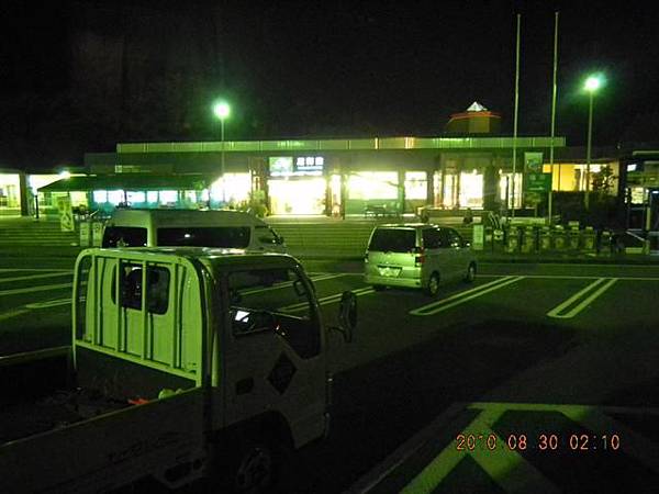 夜巴搭乘中途停靠休息站