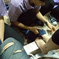 按摩師先幫負責的客人洗腳