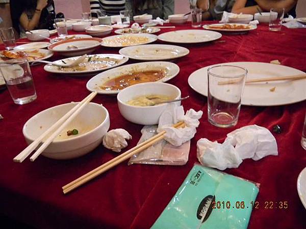 台灣會的黃媽媽請吃晚餐,滿滿一桌菜吃光光,18人吃。