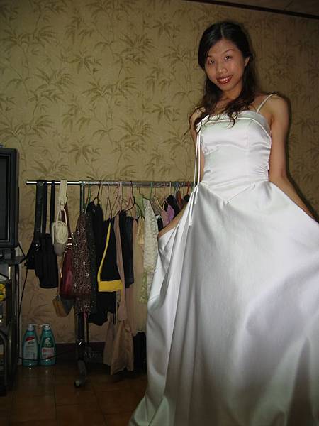 2005年7月,難得有機會穿伴娘服,忍不住多拍幾張