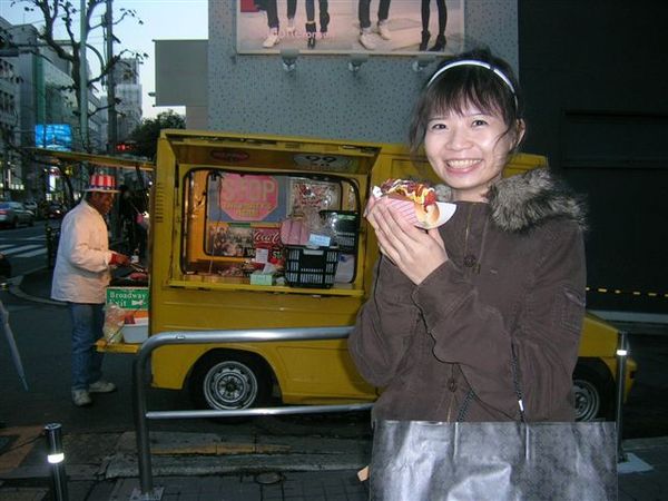 明治通り上的熱狗車.JPG
