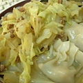 沛琳家種的菜用阿姨做的肉醬炒+郭媽媽包的餃子.JPG