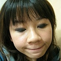 有一邊眼影淡了.JPG