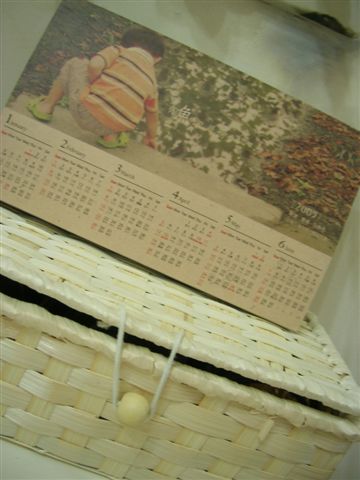 同事送的桌曆+49圓好用收納盒(沖電器都藏裡面啦).JPG