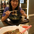血拼後的微風美食街牛肉麵.JPG