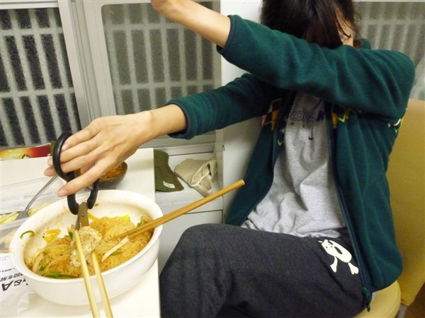 大家對於拿剪刀剪麵的韓國習慣感到奇妙無比但是主角不願意露臉..哈哈.JPG