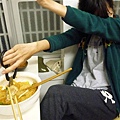 大家對於拿剪刀剪麵的韓國習慣感到奇妙無比但是主角不願意露臉..哈哈.JPG