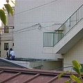 對面小孩很有種從階梯跳下來之後還想跳到哪.JPG