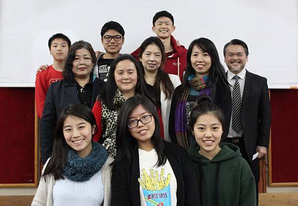 六位獲獎學生與評審.jpg 六位獲獎學生與評審.jpg