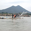 在湄公河上捕魚的漁民