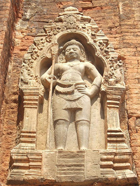 Lolei, 一個有尖牙的Dvarapala手持三叉戟站在一個拱形門口