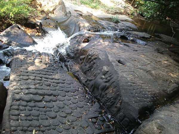 River of a Thousand Lingas', 在山頂, 溪流的石頭上有浮雕