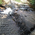 River of a Thousand Lingas', 在山頂, 溪流的石頭上有浮雕