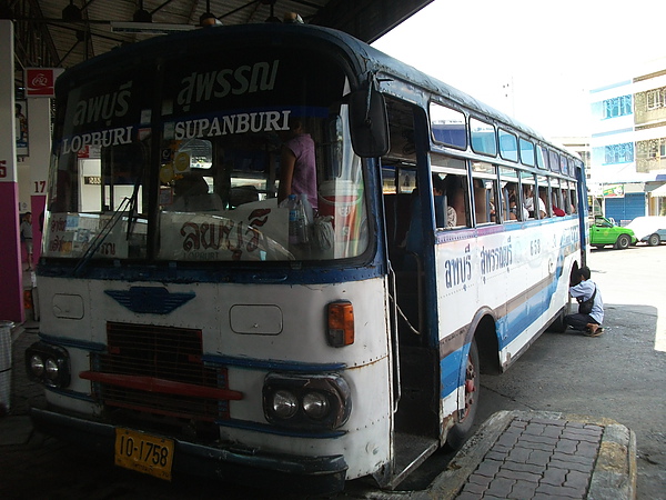 從Lopburi(華富里)坐到Kanchanaburi(北碧)需要先做客運到Supanburi(素攀武里)後再轉車