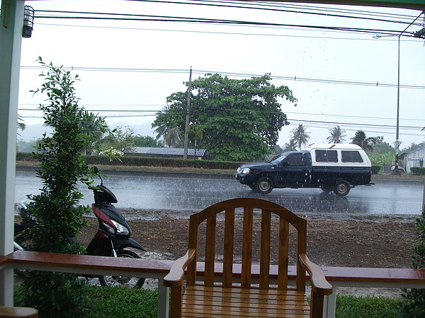 騎到一半下大雨, 好險路邊剛好有個小亭子可以避雨, 真是太幸運