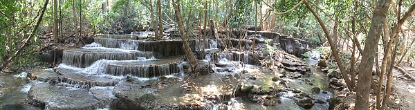 有名的Huay Mae Khamin瀑布群, 不容易到達, 也有七層, 此為第六層瀑布Dong Pee Sua