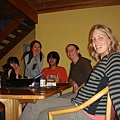 大家合照, 右起, 德國人Nina, 英國人Linda, Me, 日本人Konomi & Tomomi 以及貓Sudi