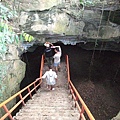 正在往一間寺廟的地下洞穴前進