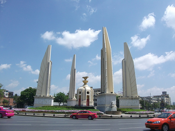 Democracy Monument, 民主紀念碑, 紀念1932年6月24日, 暹羅發生政變導致由帝制變成君主立憲